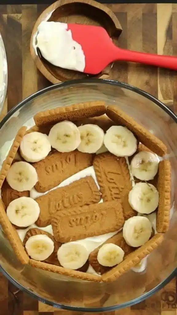 Delicious Biscoff Banana Pudding topped with Biscoff cookie crumbles and banana slices.