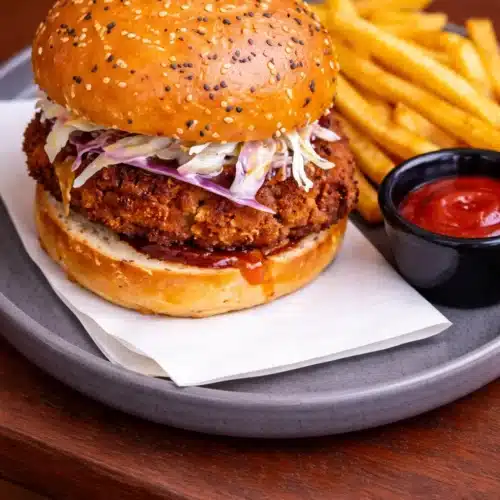 Sandwich poulet frit et frites